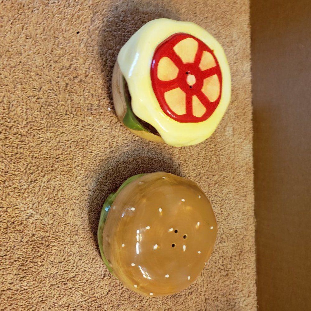 Cheeseburger Stackable Salt and Pepper Set - Picture 2 of 3